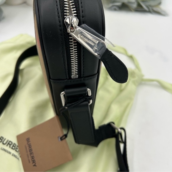 Burberry Paddy check canvas vertical Crossbody camera bag NWT - Picture 4 of 8